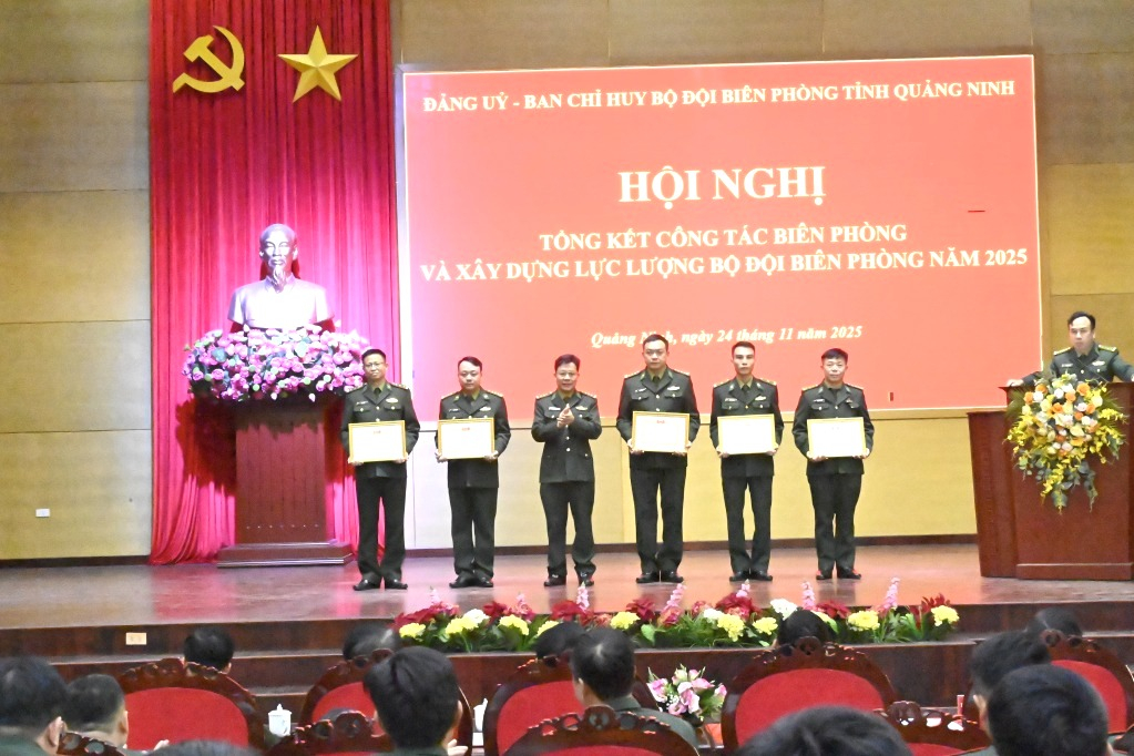Thượng tá Lê Quang Chiểu, Phó Chính ủy, BĐBP tỉnh trao thưởng cho các cá nhân đạt thành tích xuất sắc.