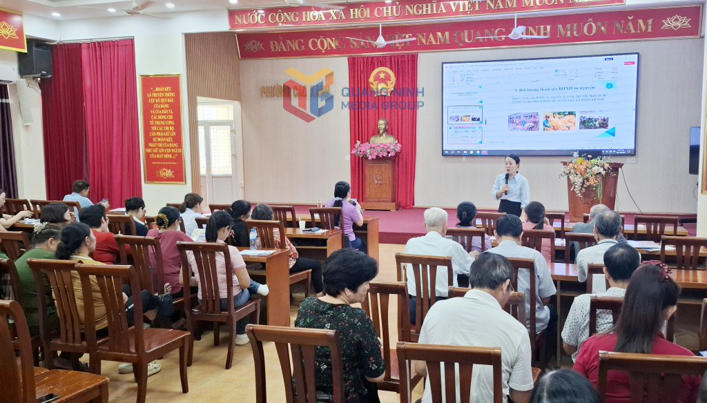 Báo cáo viên Cơ quan BHXH tỉnh phổ biến một số nội dung, chính sách Luật BHXH năm 2024 đến đội ngũ cán bộ, tổ dân, khu phố, chi hội đoàn thể phường Cao Xanh tháng 10/2025.