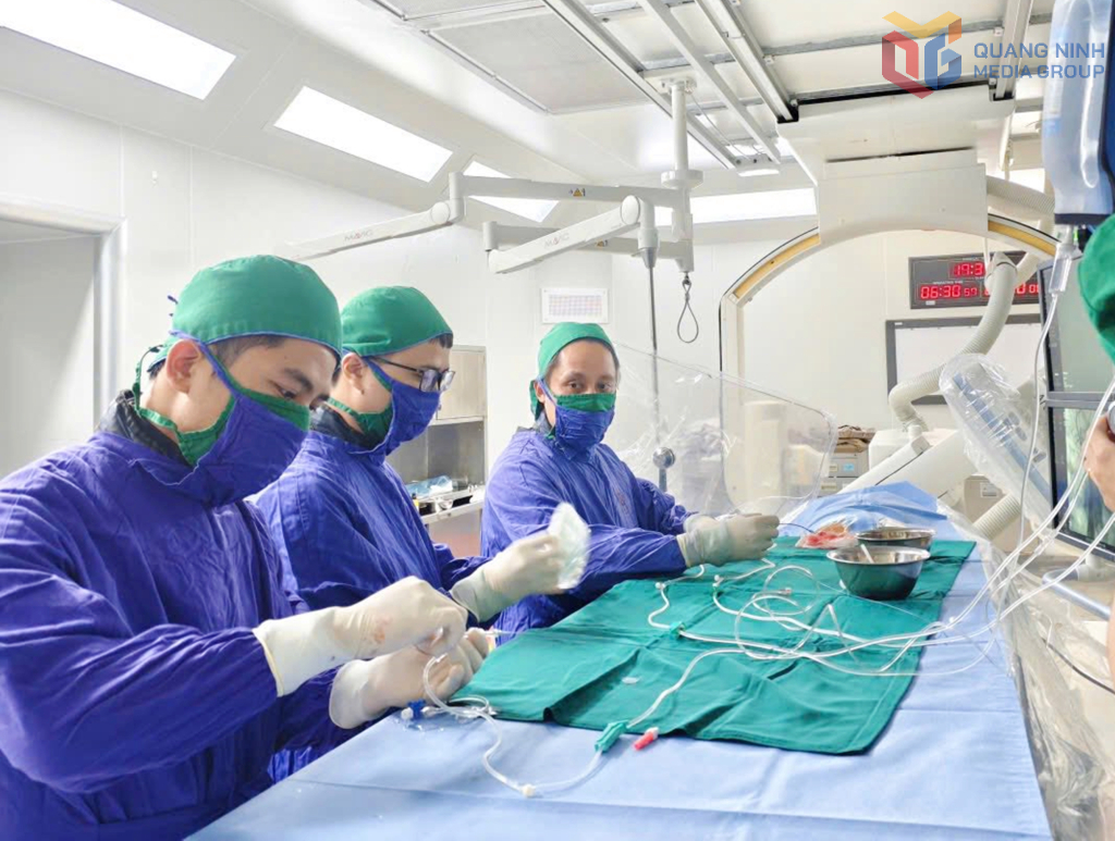 Ê-kíp can thiệp của Bệnh viện Đa khoa tỉnh phối hợp thực hiện can thiệp cho bệnh nhân có túi phình động mạch não phức tạp bằng kỹ thuật đặt stent đổi hướng dòng chảy - Pipeline.