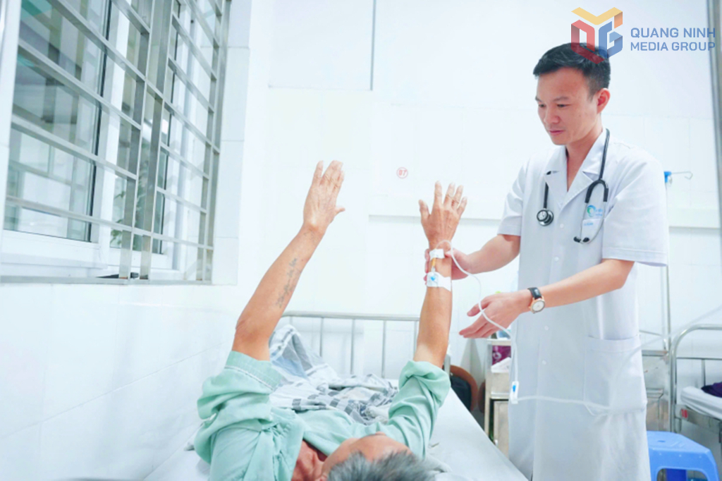 Bác sĩ Giáp Hùng Mạnh (Trưởng Khoa Thần kinh - Vật lý trị liệu - Phục hồi chức năng, Bệnh viện Bãi Cháy) khám cho bệnh nhân sau can thiệp nội mạch.