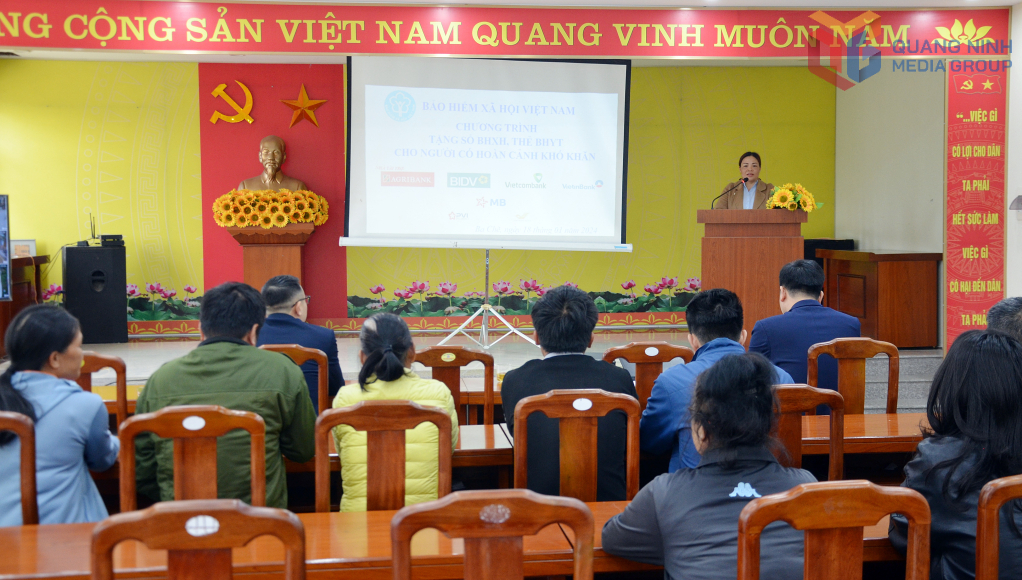 Chính quyền và nhà hảo tâm hỗ trợ thẻ BHYT cho gia đình hoàn cảnh khó khăn trên địa bàn thị trấn Ba Chẽ cuối năm 2024.