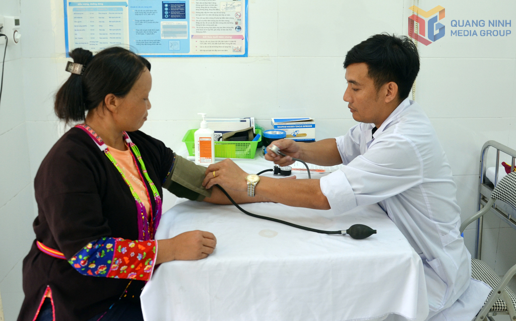Bác sĩ Trạm Y tế xã Điền Xá khám sức khỏe cho người dân tại địa bàn.