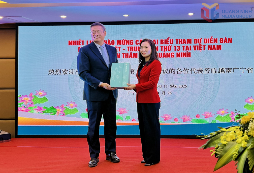 Đồng chí Phó Chủ tịch UBND tỉnh tiếp nhận phần quà của Đoàn đại biểu.