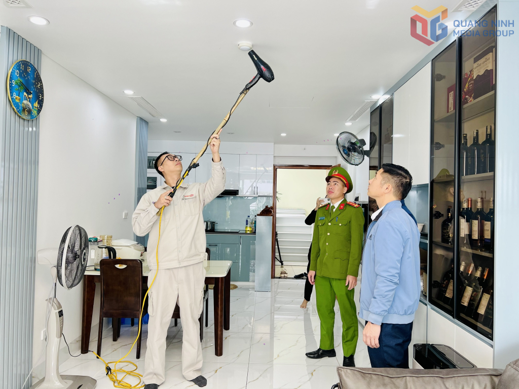 Ban quản lý chung cư Newlife tower kiểm tra hệ thống báo cháy tự động trong căn hộ.