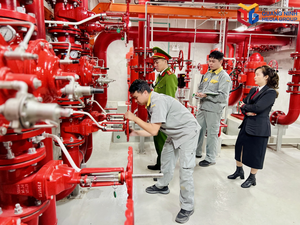 Cán bộ Cảnh sát PCCC&CNCH (Công an tỉnh) kiểm tra hệ thống máy bơm của chung cư Dragon Castle Hạ Long.