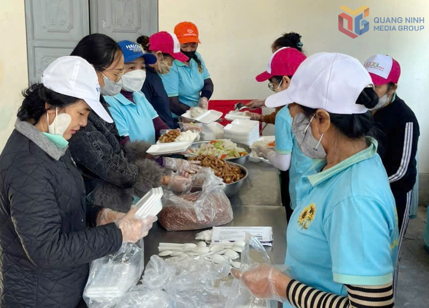 Tình nguyện viên CLB Hoa Hướng Dương chuẩn bị cơm để phát cho những bệnh nhân có hoàn cảnh khó khăn đang điều trị tại Bệnh viện Bãi Cháy.