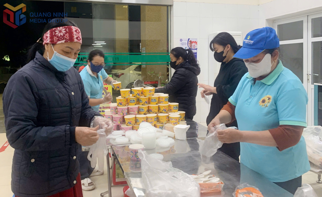 Những suất cháo được các tình nguyện viên Câu lạc bộ Hoa Hướng Dương đưa đến Bệnh viện Bãi Cháy vào lúc 5h30 chuẩn bị cấp phát miễn phí cho bệnh nhân và người nhà bệnh nhân khó khăn. 