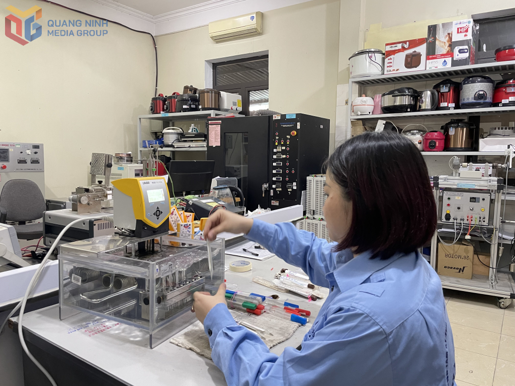 Công ty TNHH MTV Newstar đầu tư phòng thí nghiệm với nhiều trang thiết bị hiện đại, giúp nâng cao chất lượng, tăng sức cạnh tranh cho sản phẩm nước mắm sá sùng Vân Đồn. Ảnh: Song Hà