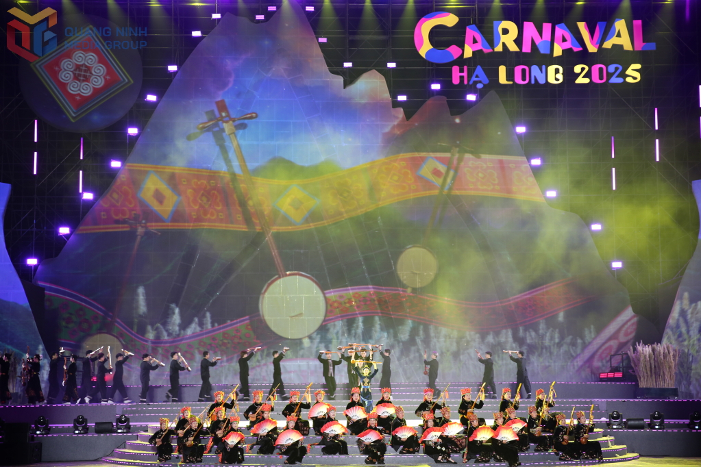 Tiết mục hát then Bình Liêu nhằm tôn vinh di sản văn hóa phi vật thể hát Then, một nét tinh hoa của người Tày Quảng Ninh tại Carnaval Hạ Long 2025. Ảnh: Hoàng Quỳnh