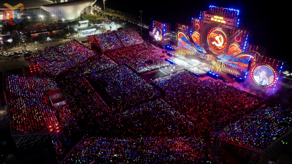 Sân khấu Concert “Quảng Ninh - Đất mỏ anh hùng” được thiết kế với chiều dài 125 m, rộng 65 m, tiếp tục là sân khấu có quy mô lớn bậc nhất trong số các chương trình nghệ thuật do tỉnh Quảng Ninh tổ chức. Ảnh: Đỗ Phương