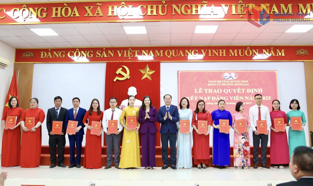 Đảng ủy phường Hồng Gai trao quyết định kết nạp 26 đảng viên mới tháng 11/2025.