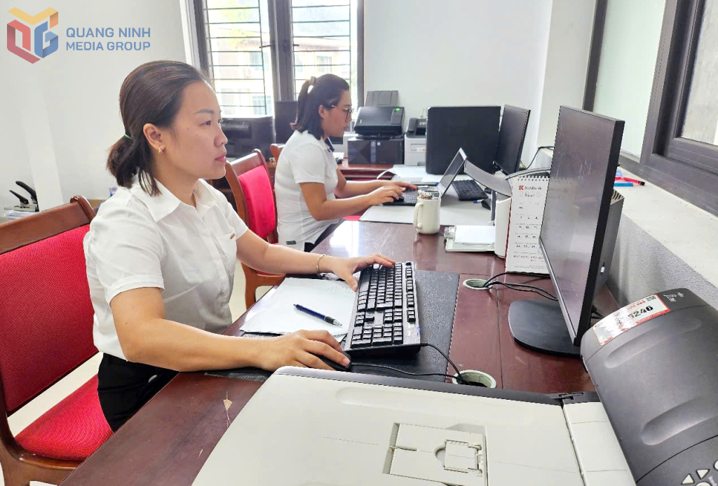 Tổ số hóa hồ sơ, tài liệu của Đặc khu Vân Đồn tập trung chỉnh lý, số hóa tài liệu. Ảnh: Minh Hiền