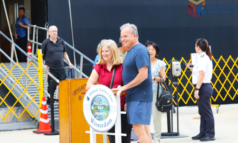 Over 3,100 cruise tourists arrive in Quang Ninh