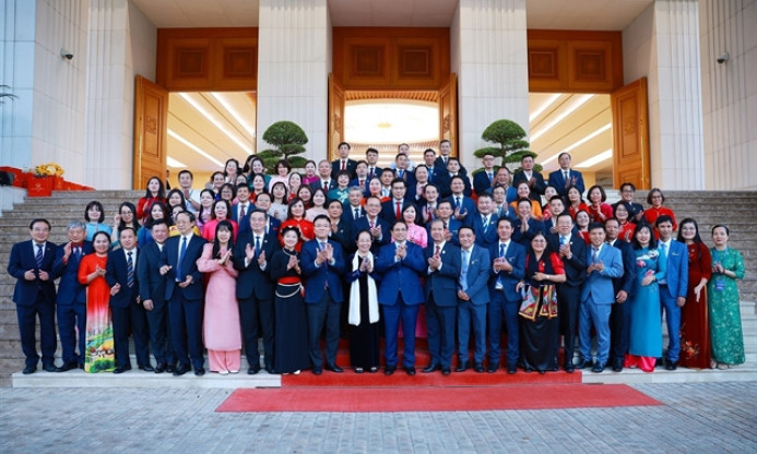 Vietnamese Teachers’ Day: PM meets with outstanding education managers, teachers