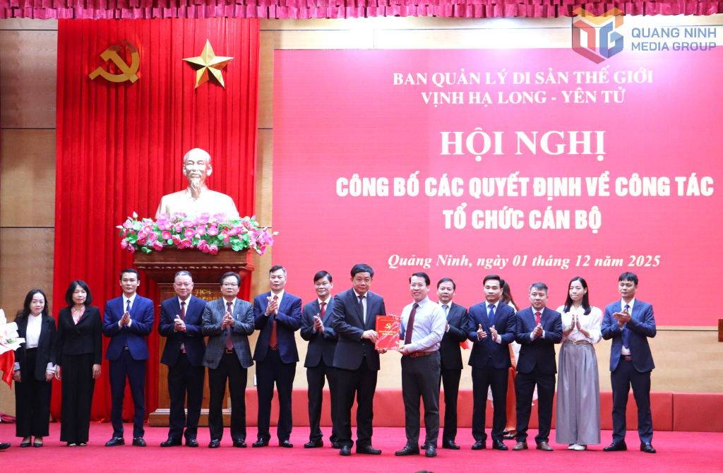 Đồng chí Trần Như Long, Ủy viên BCH Đảng bộ tỉnh, Phó Bí thư Đảng ủy UBND tỉnh Quảng Ninh trao quyết định của Đảng ủy UBND tỉnh Quảng Ninh.