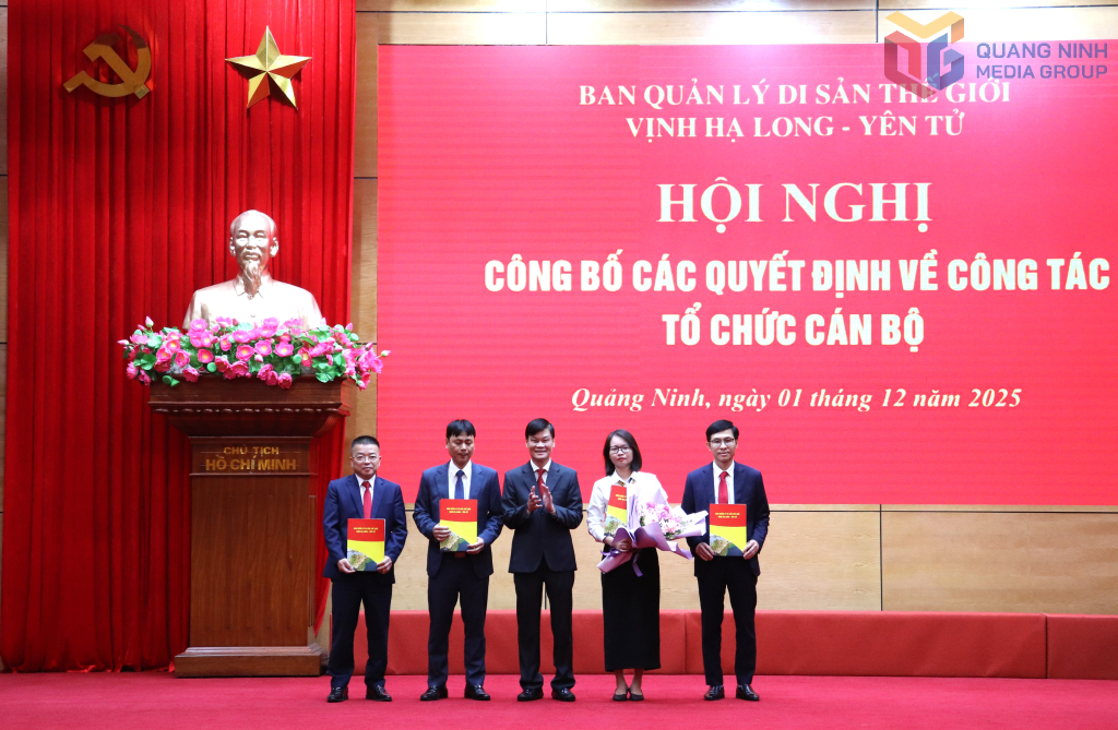 Hội nghị công bố và trao các quyết định của Ban Quản lý Di sản thế giới Vịnh Hạ Long-Yên Tử về việc thành lập phòng và trung tâm trực thuộc.