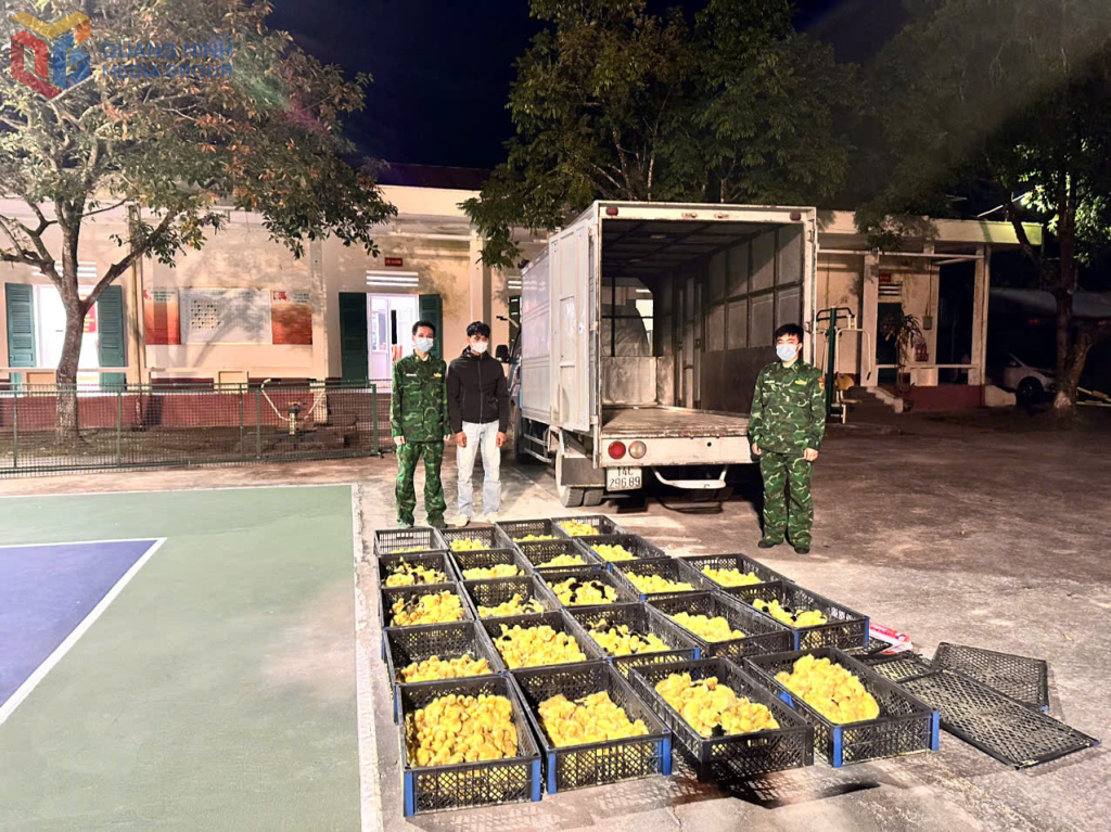 Đối tượng Lê Văn Hải cùng tang vật tại Đồn BP Bắc Sơn