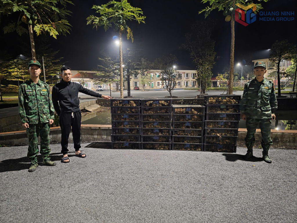 Đối tượng Phạm Văn Vượng cùng tang vật tại Đồn BP Pò Hèn