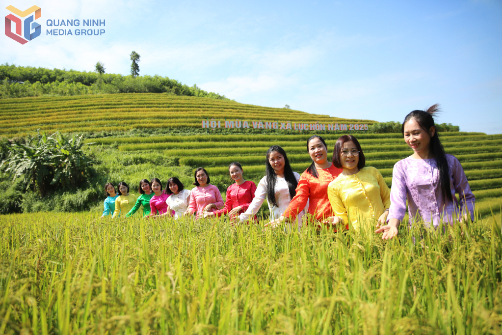 Du khách chụp ảnh bên thửa ruộng bậc thang vàng óng tại Hội Mùa vàng xã Lục Hồn năm 2025. Ảnh: Minh Đức