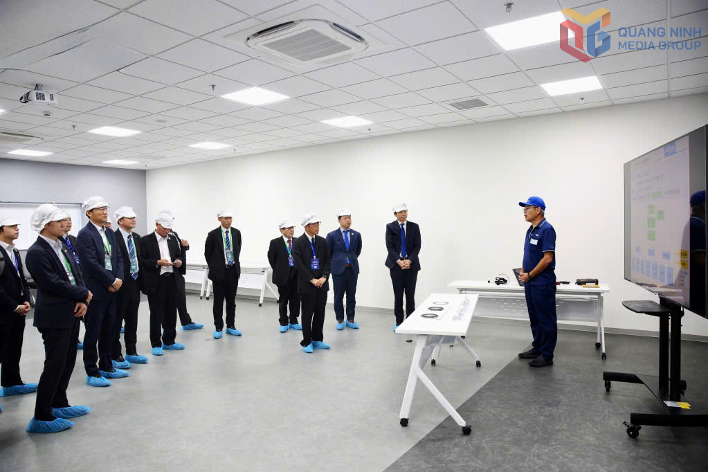 Đoàn đại biểu các địa phương của Nhật Bản khảo sát tại Nhà máy Tamagawa (KCN Sông Khoai), ngày 24/11/2025.