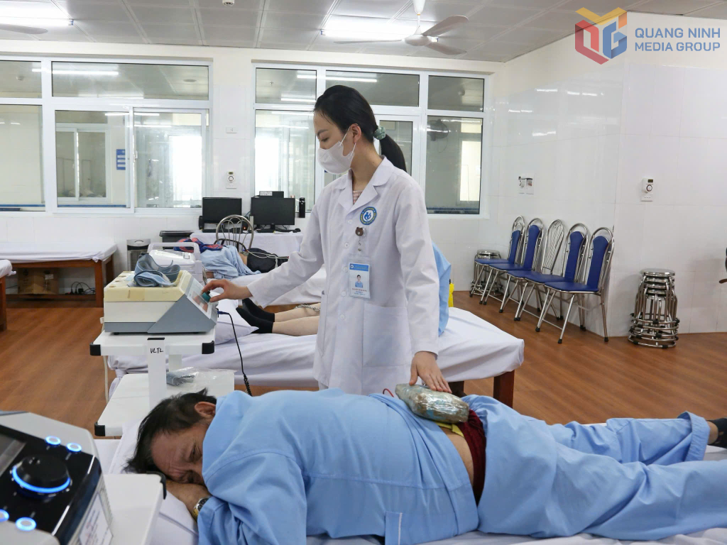 Điều trị cho bệnh nhân tại Bệnh viện Lão khoa và Phục hồi chức năng tỉnh.