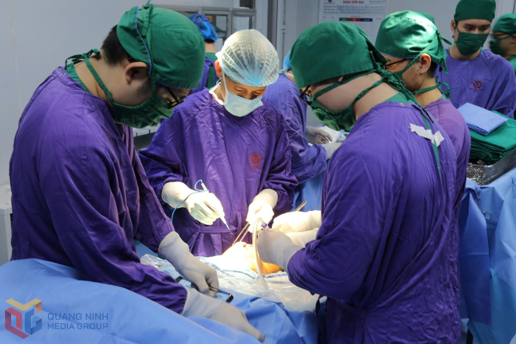 Mổ thay khớp gối bán phần cho người bệnh tại Bệnh viện đa khoa tỉnh.