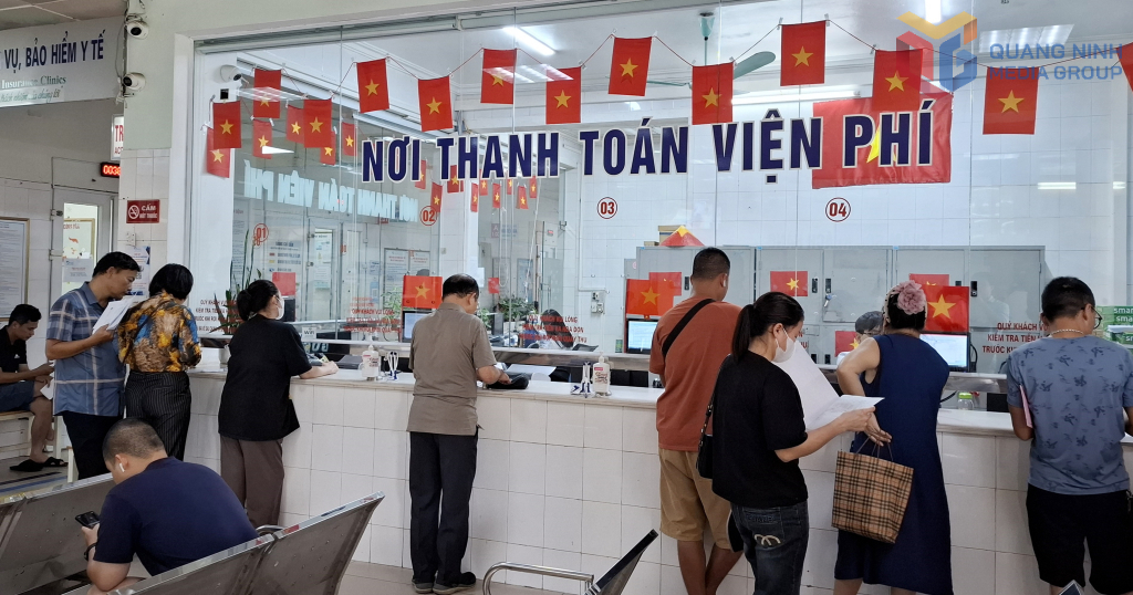 Người dân làm thủ tục thanh toán viện phí tại Bệnh viện Bãi Cháy.