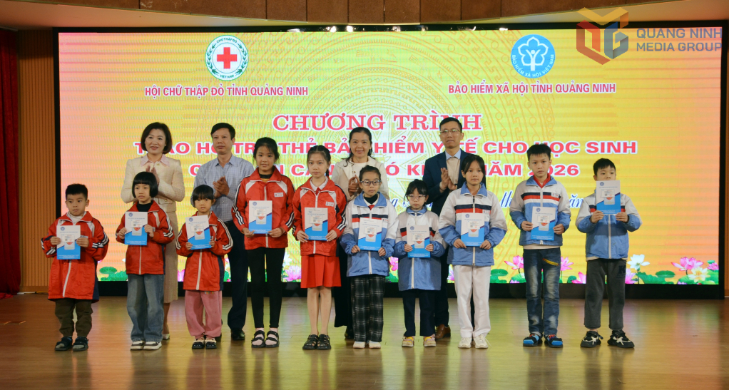 Lãnh đạo BHXH tỉnh cùng đại diện các cơ quan, đơn vị, nhà hảo tâm hỗ trợ thẻ BHYT cho học sinh có hoàn cảnh khó khăn tháng 11/2025.