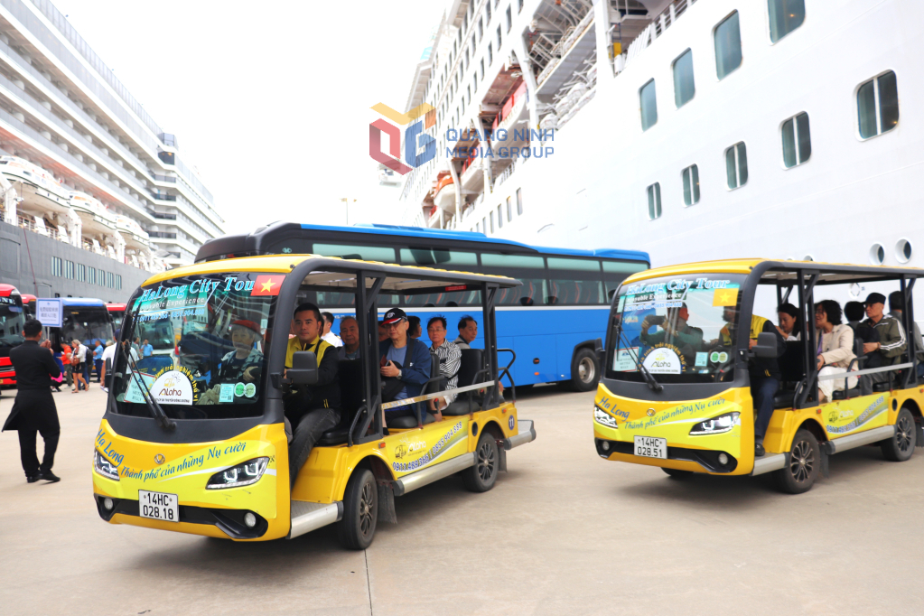 Các khách du lịch tàu biển đến tham quan Quảng Ninh.