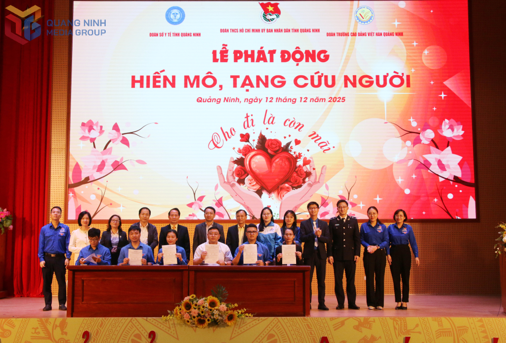 Đại diện cho các tình nguyện viên tham gia đăng ký hiến mô, tạng sẽ lên sân khấu để ký vào đơn đăng ký Hiến tạng