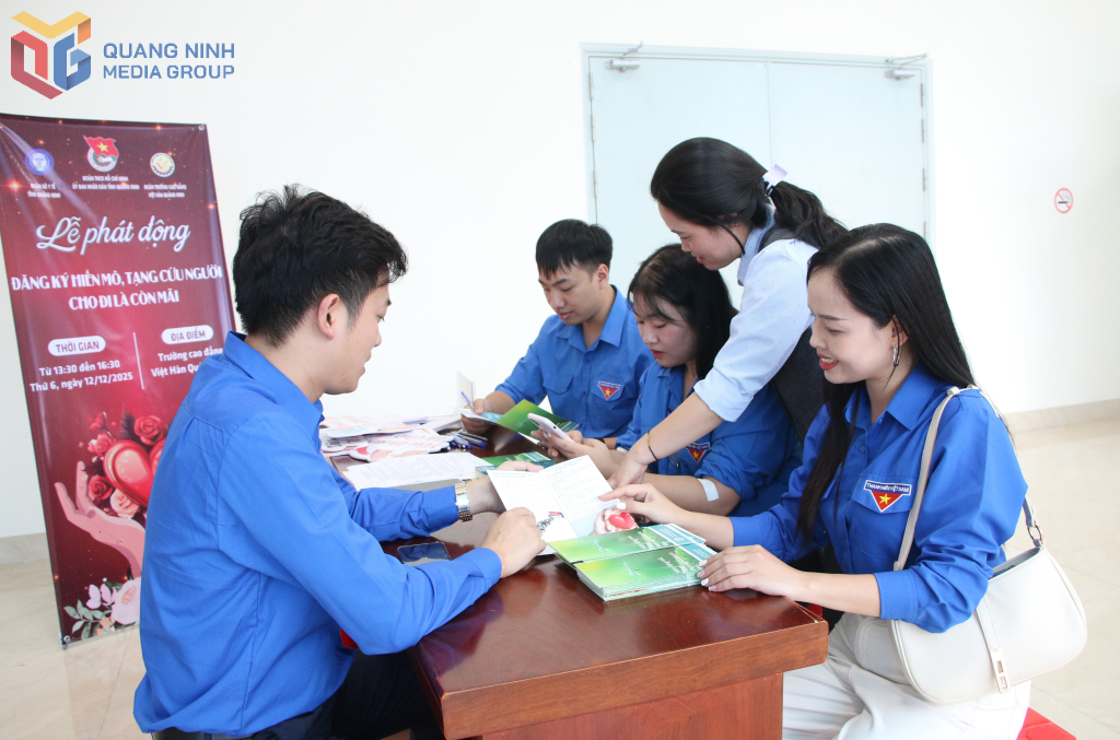 Đoàn viên thanh niên được tình nguyện viên thông tin kiến thức về hiến mô, tạng tại các bàn tư vấn.