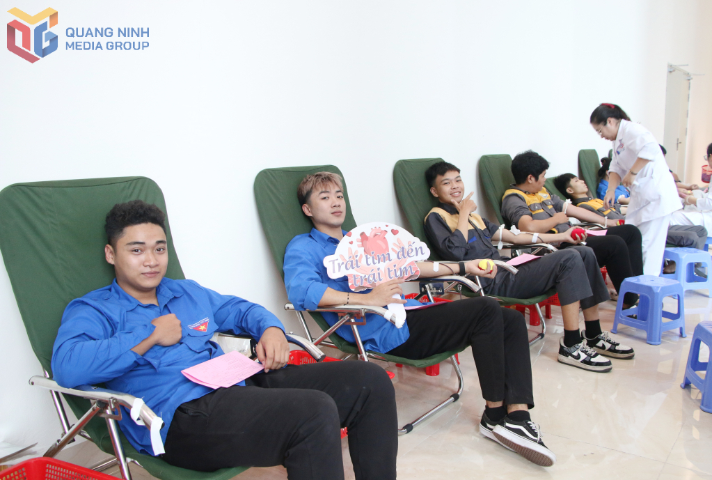 Đông đảo đoàn viên thanh niên tham gia hiến máu tình nguyện.