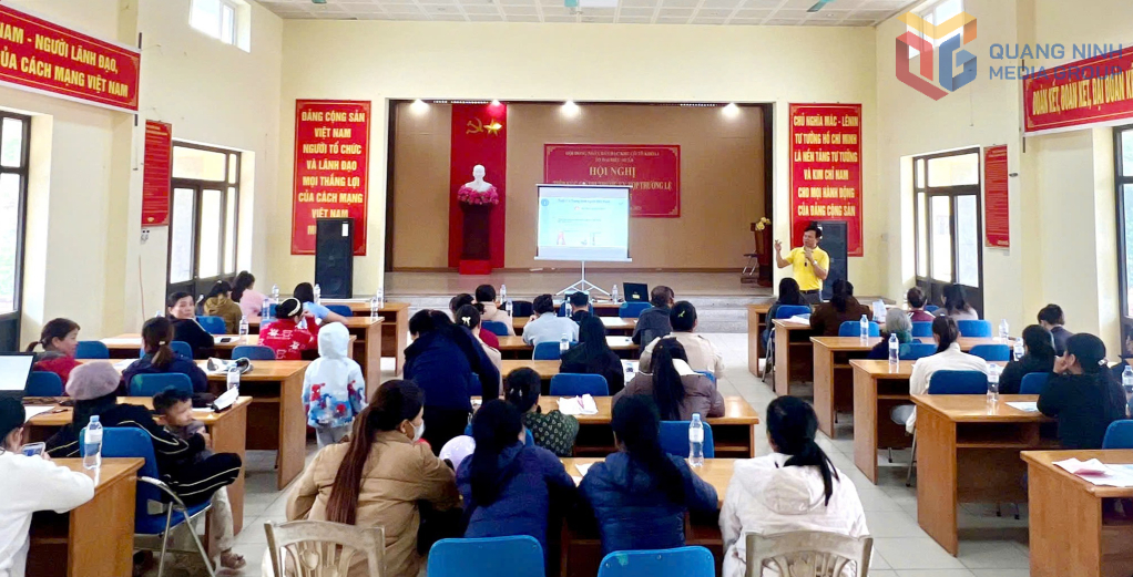 BHXH cơ sở Vân Đồn vận động tuyên truyền người dân tham gia BHXH tự nguyện, BHYT hộ gia đình.