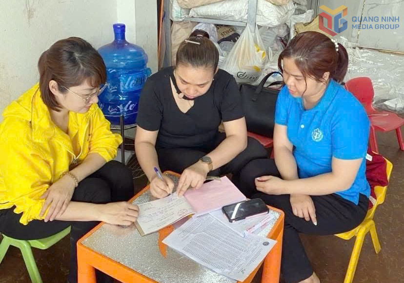 Cán bộ BHXH tỉnh và Bưu điện tỉnh vận động tuyên truyền họ tiểu thương tham gia BHXH tự nguyện trên địa bàn phường Hạ Long.