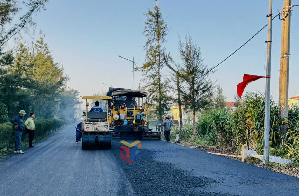 Nhà thầu triển khai thi công thảm asphalt mặt đường tuyến đường xuyên đảo Cô Tô. Ảnh: Mạnh Trường
