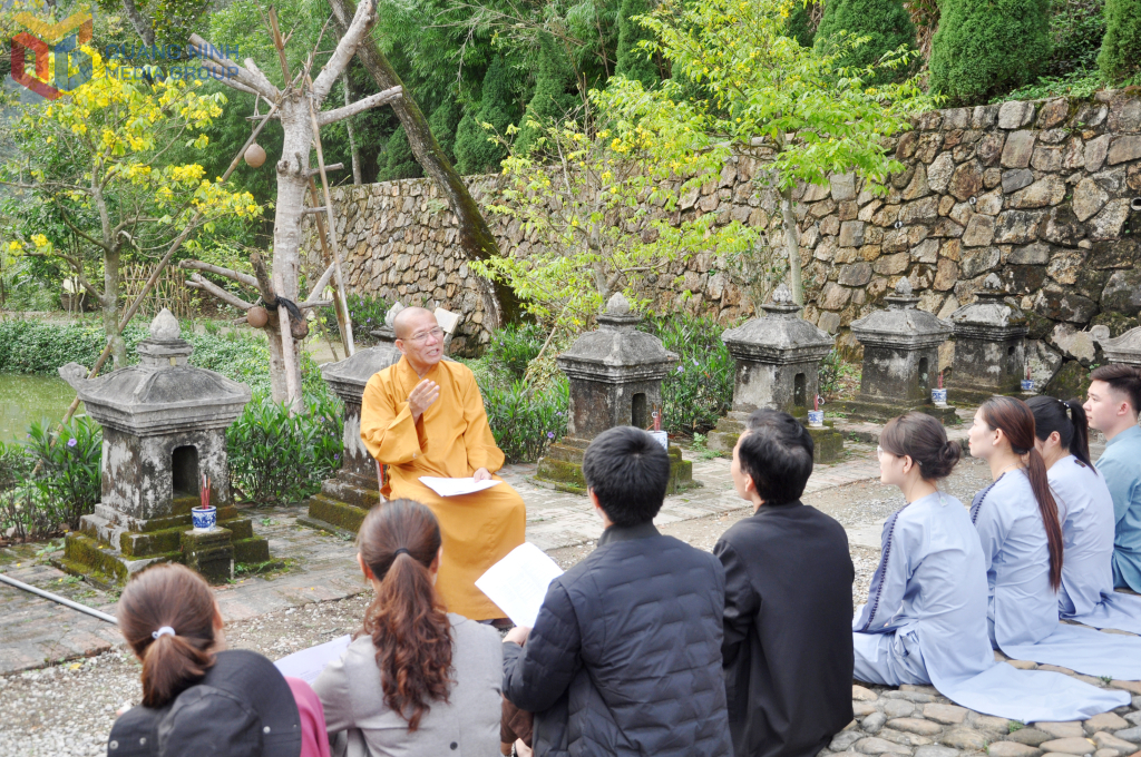 Explication de la vie et de la carrière de l'empereur Tran Nhan Tong aux fidèles bouddhistes et aux touristes au jardin de la pagode Hue Quang à Yen Tu (Quang Ninh). Photo : Phan Hang