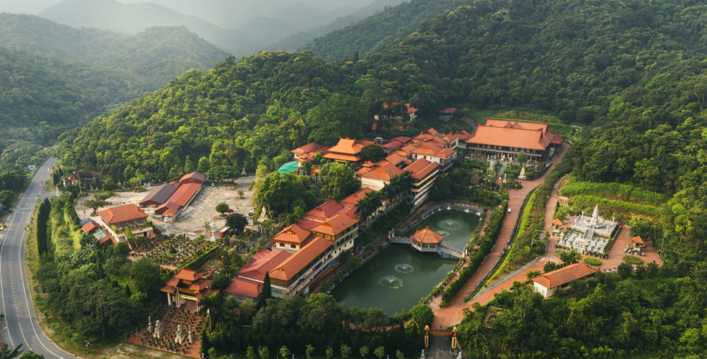 La pagode Lan, également connue sous le nom de monastère zen Truc Lam Yen Tu ou Long Dong, est située sur une montagne ressemblant à une licorne couchée, à l'entrée du complexe central des pagodes de Yen Tu.