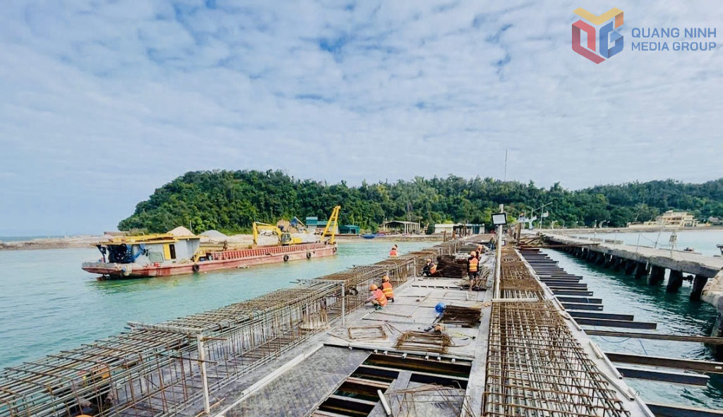 Nhà thầu triển khai lắp ghép sắt thép, thi công dự án cải tạo, nâng cấp bến Thanh Lân (đặc khu Cô Tô). Ảnh: Mạnh Trường
