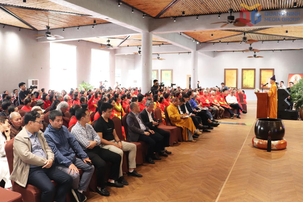 Quang cảnh chương trình khai mạc Tuần di sản văn hóa Ngọa Vân.