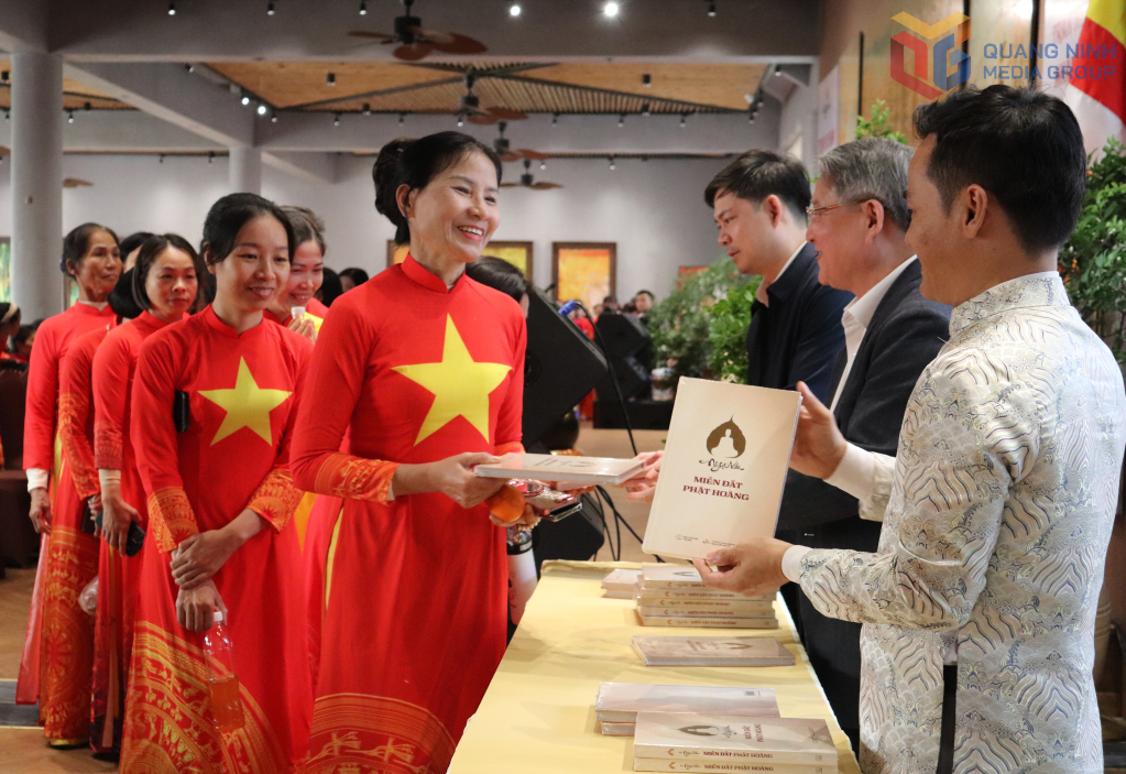 Sách “Ngọa Vân-Miền đất Phật Hoàng” được phát miễn phí cho các phật tử và người dân.