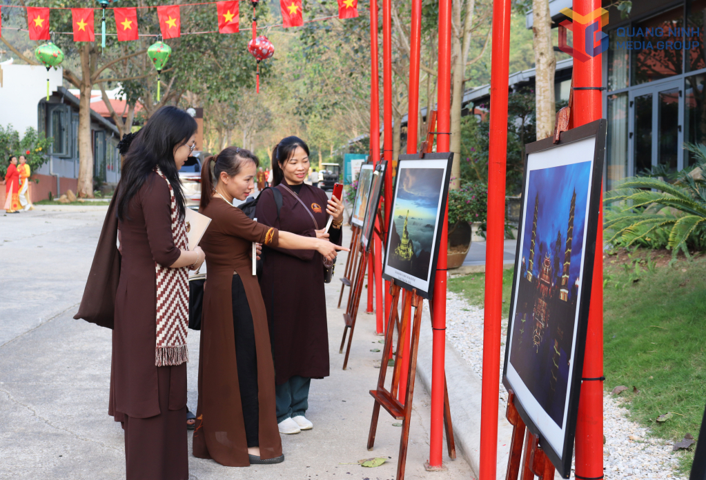 Người dân tham quan khu vực trưng bày ảnh Ngọa Vân-Yên Tử. 