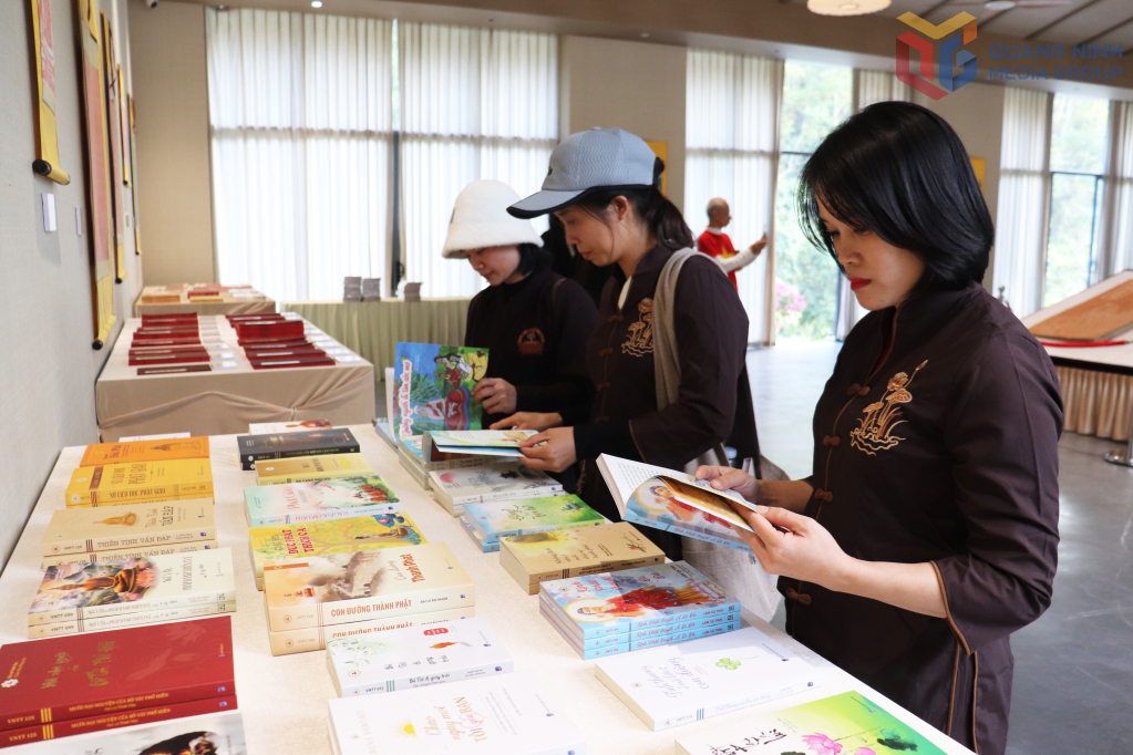 Không gian di sản Trúc Lâm tại thu hút đông phật tử và người dân đến tham quan. 