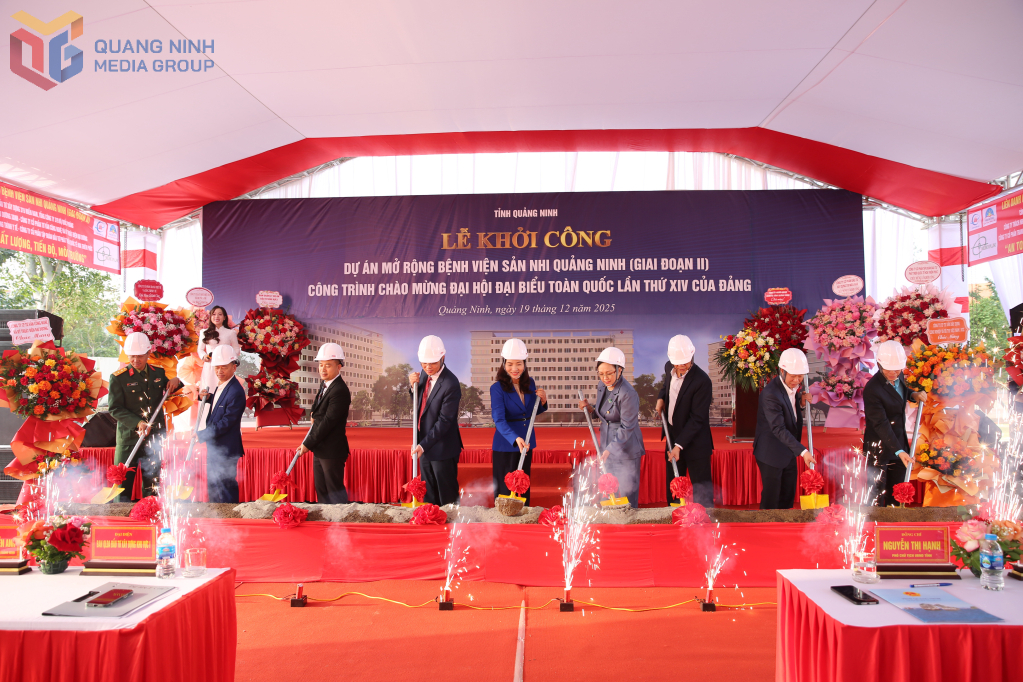 Các đại biểu thực hiện nghi lễ khởi công dự án.