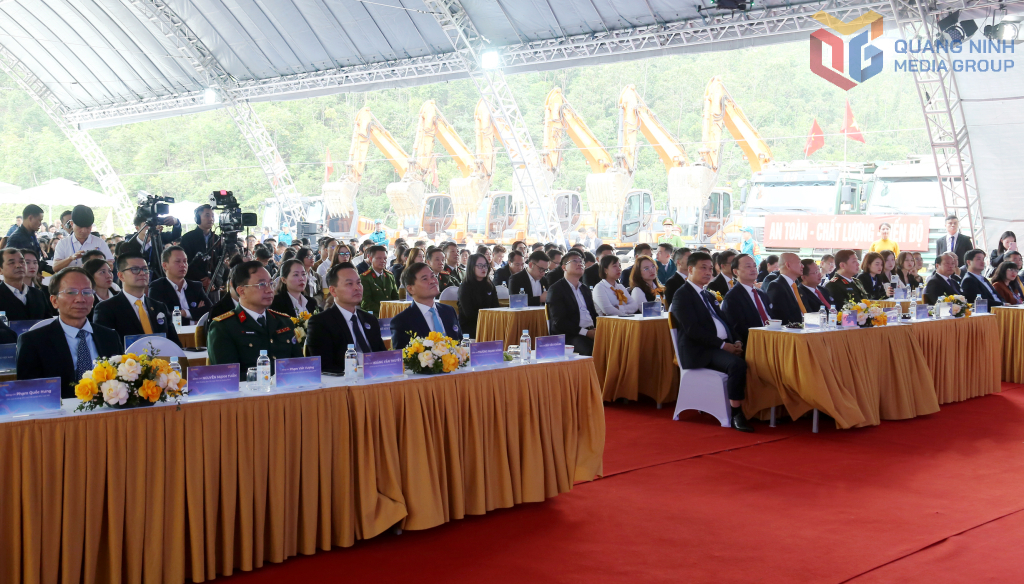 Đồng chí Vũ Hồng Thanh, Ủy viên Trung ương Đảng, Phó Chủ tịch Quốc hội cùng các đại biểu Trung ương, đại biểu tỉnh dự buổi lễ.