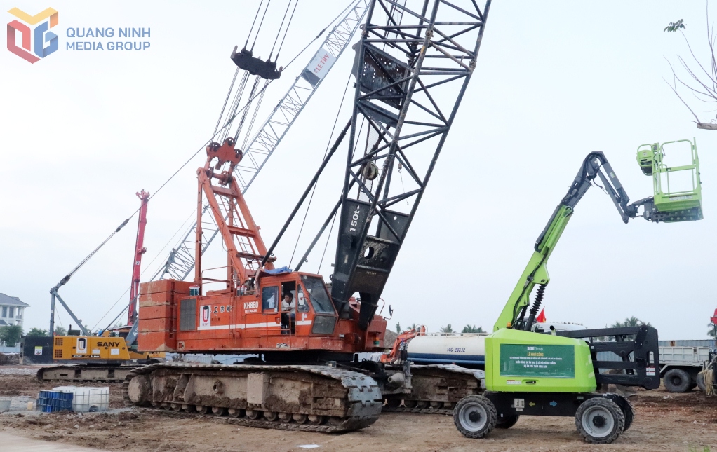 Các phương tiện, máy móc tập kết để khởi công dự án.