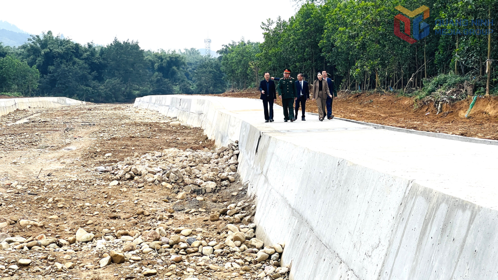 Dự án Kè bảo vệ bờ sông KV biên giới Mốc 1320/1(2) xã Hoành Mô và khu vực Mốc 1349/1(2)+229m đến 1349/1(2)+729m xã Hải Sơn có tổng mức đầu tư 119 tỷ đồng.