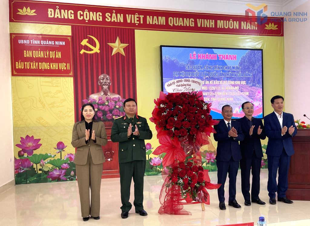 Đại tá Lê Trọng Hòa Chỉ huy trưởng Bộ CHQS tỉnh và  đồng chí Đồng chí Nguyễn Thị Tuyết Hạnh Phó Chủ tịch Uỷ ban MTTQ tỉnh, Chủ tịch Hội Nông dân tỉnh tặng hoa đại diện chủ đầu tư, nhà thầu và cấp Ủy chính quyền các xã biên giới đã nỗ lực để công trình hoàn thành đúng tiến độ, đảm bảo chất lượng.