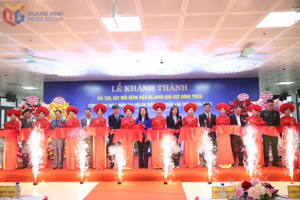 Các đại biểu cắt băng khánh thành Bệnh viện đa khoa khu vực Đông Triều.