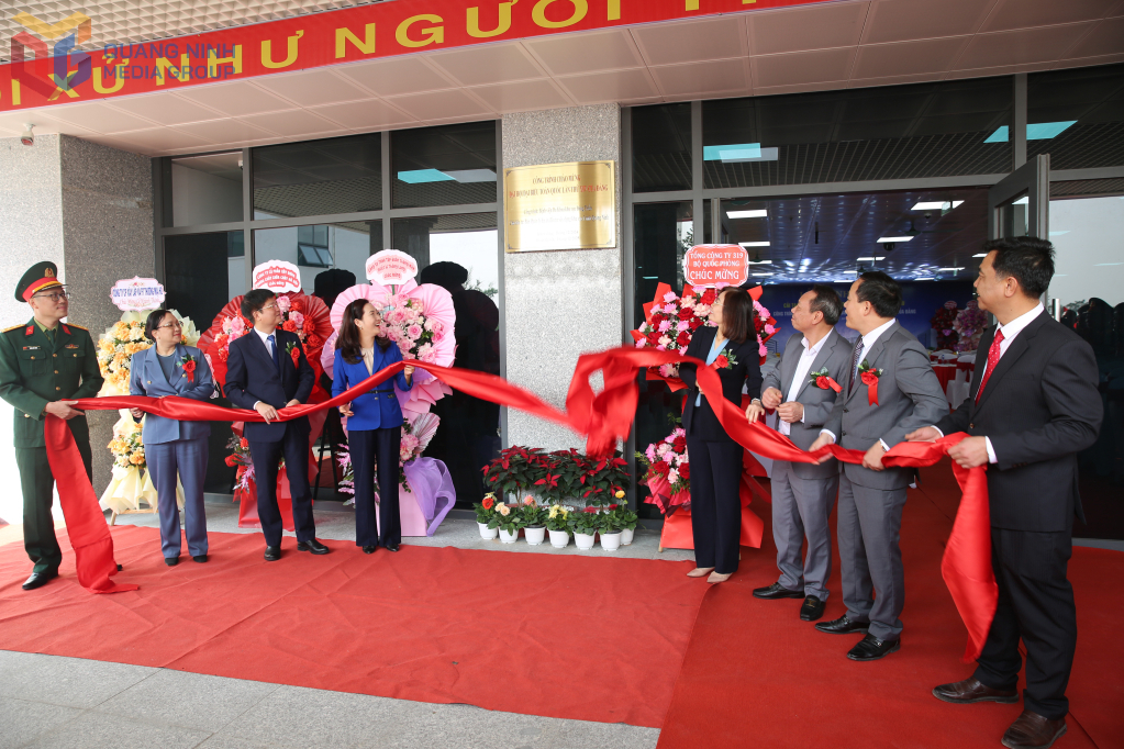 Các đại biểu kéo băng gắn biển công trình Bệnh viện Đa khoa khu vực Đông Triều.