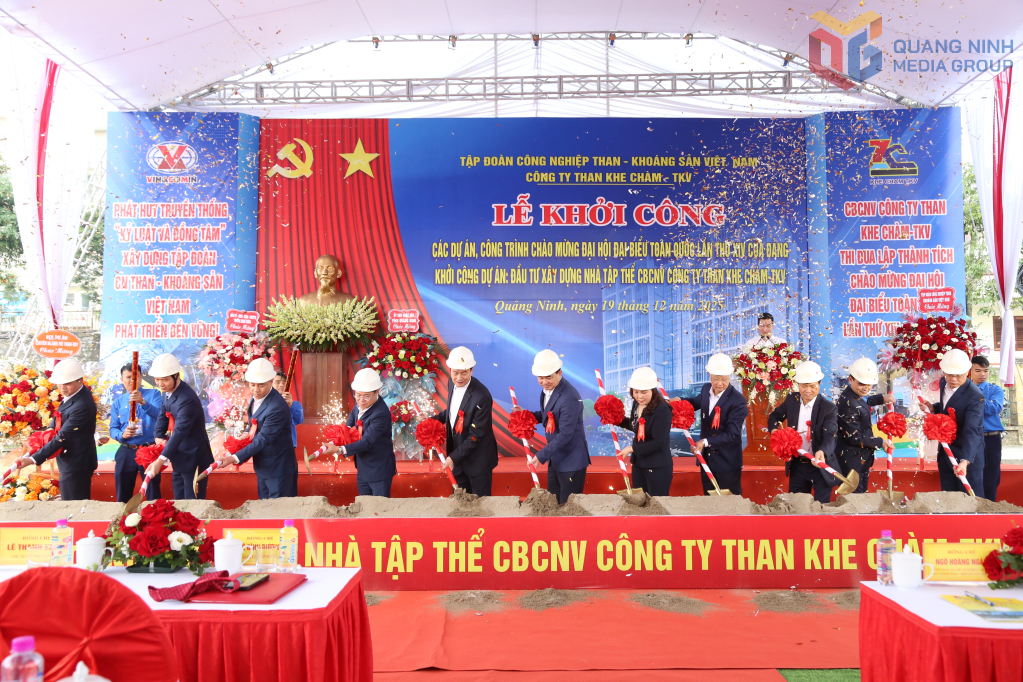 Các đại biểu thực hiện nghi thức khởi công dự án.